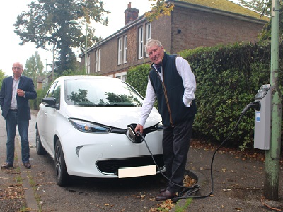 WSC Leader Cllr John Griffiths chargers a Renault ZOE with SCC Cabinet Member for Highways, Transport and Rural Affairs Andrew Reid.
